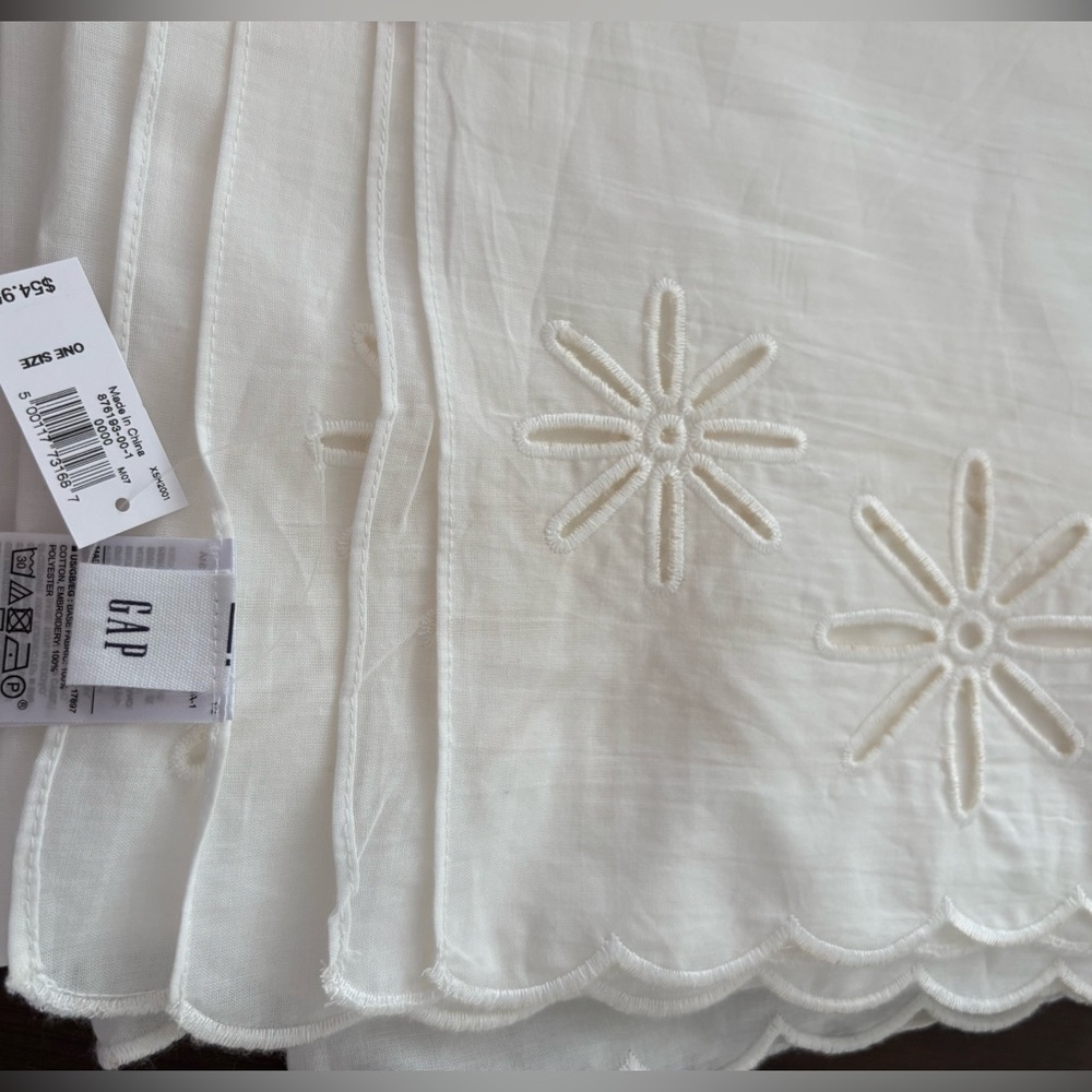 Gap Eyelet Scarf - Picture 3 of 4